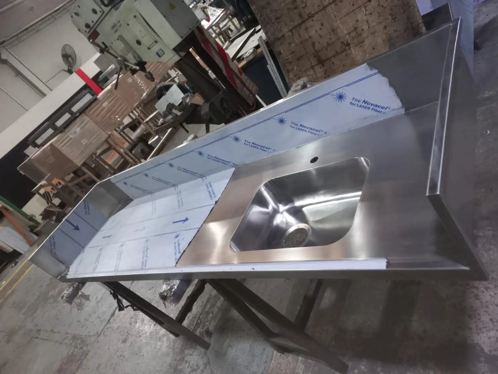 Mesada de acero inoxidable AISI 304 con bacha Johnson