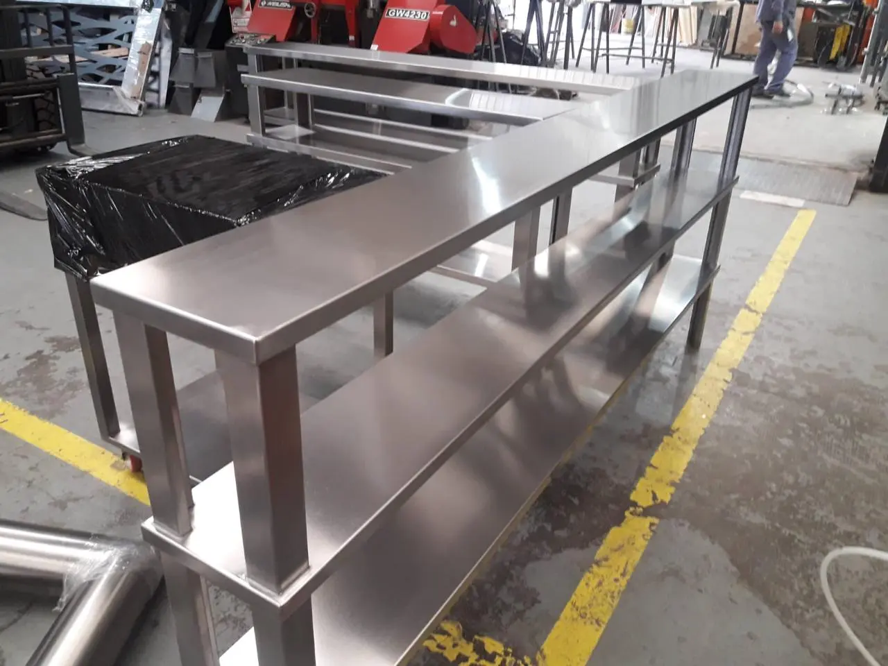 Estantería a medida en acero inoxidable